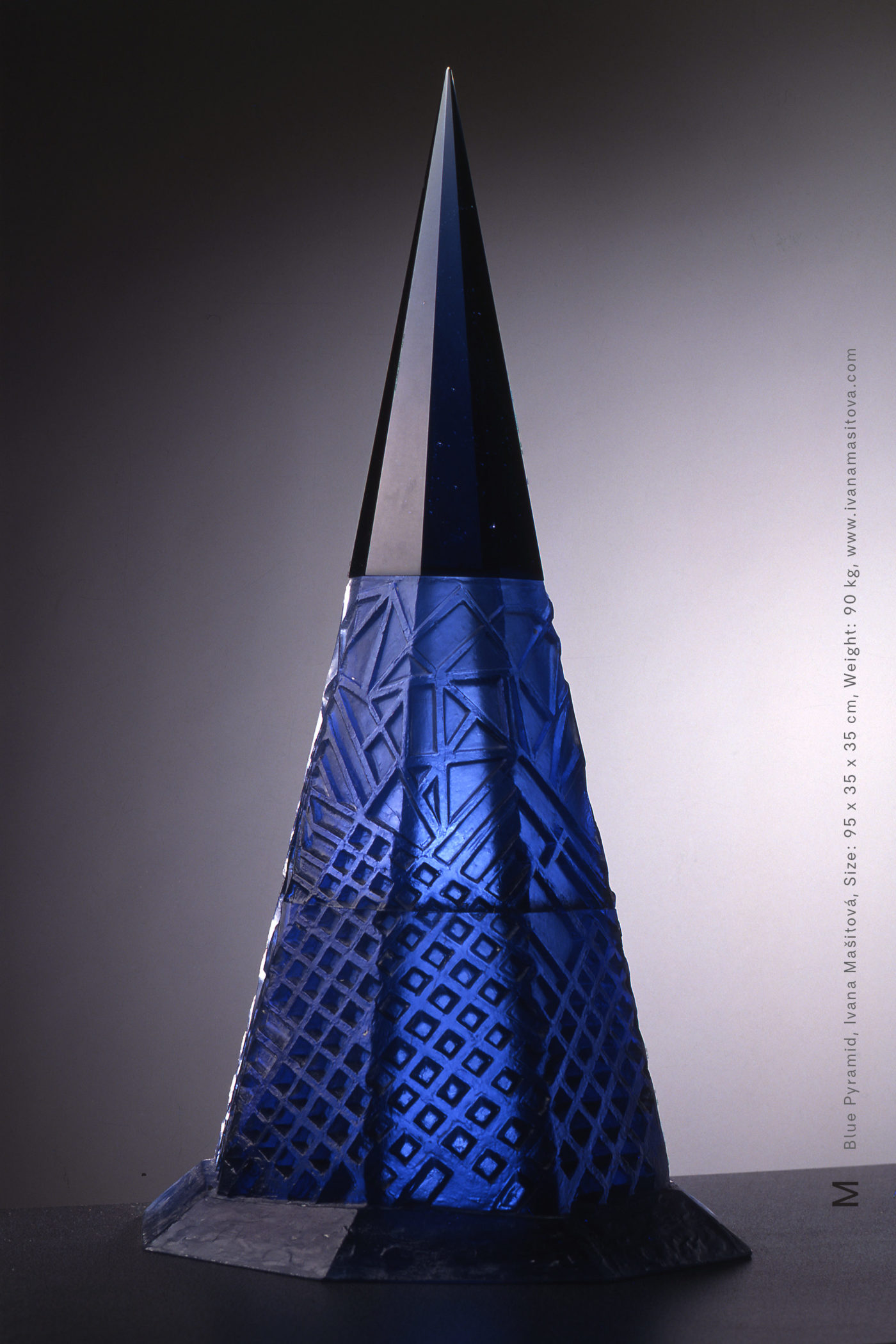 Modra-pyramida_Blue-Pyramid,95x35x35cm,90kg